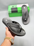 Kuairen All-Black Classic Slides – hand held view