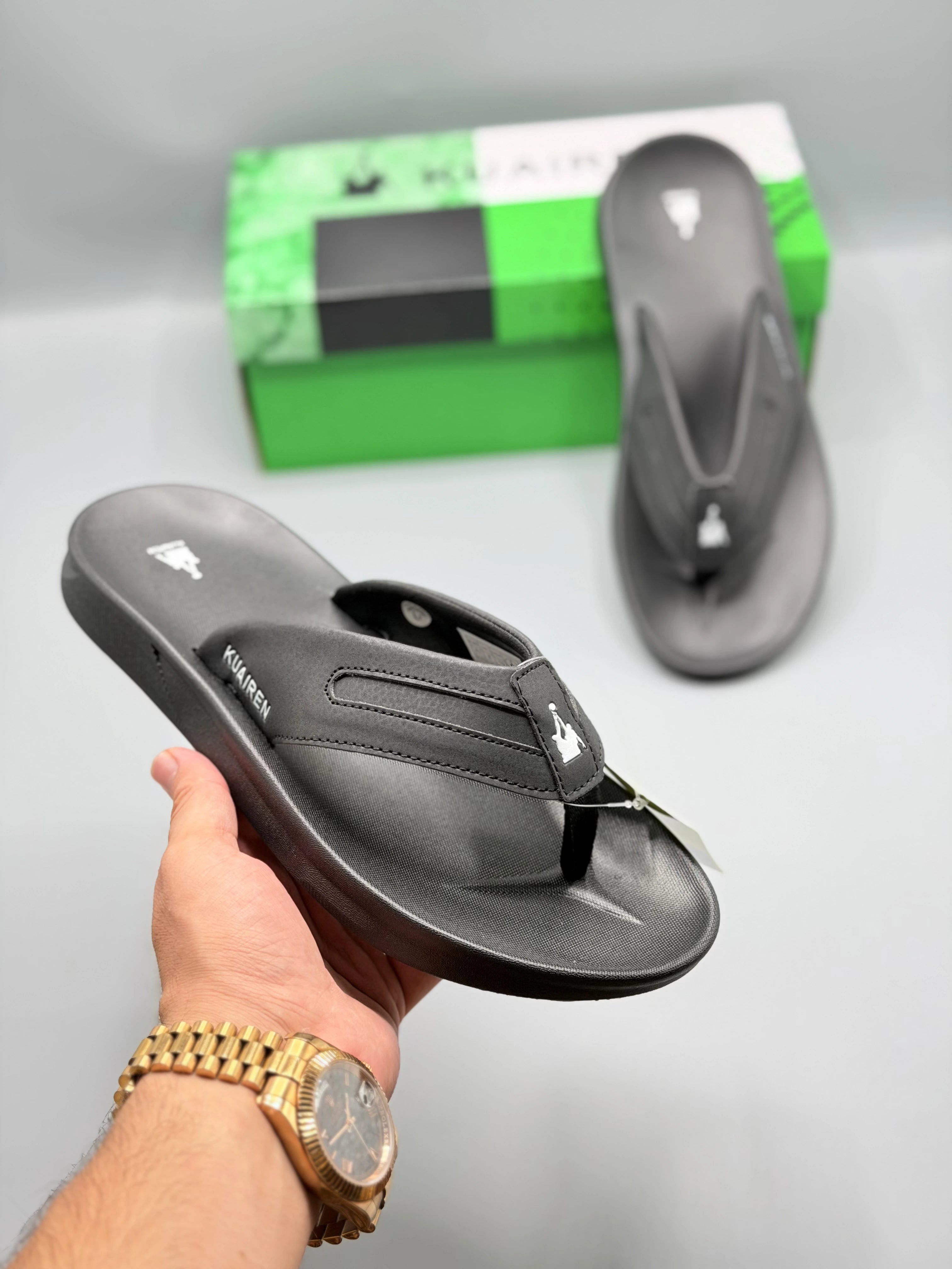 Kuairen All-Black Classic Slides – hand held view