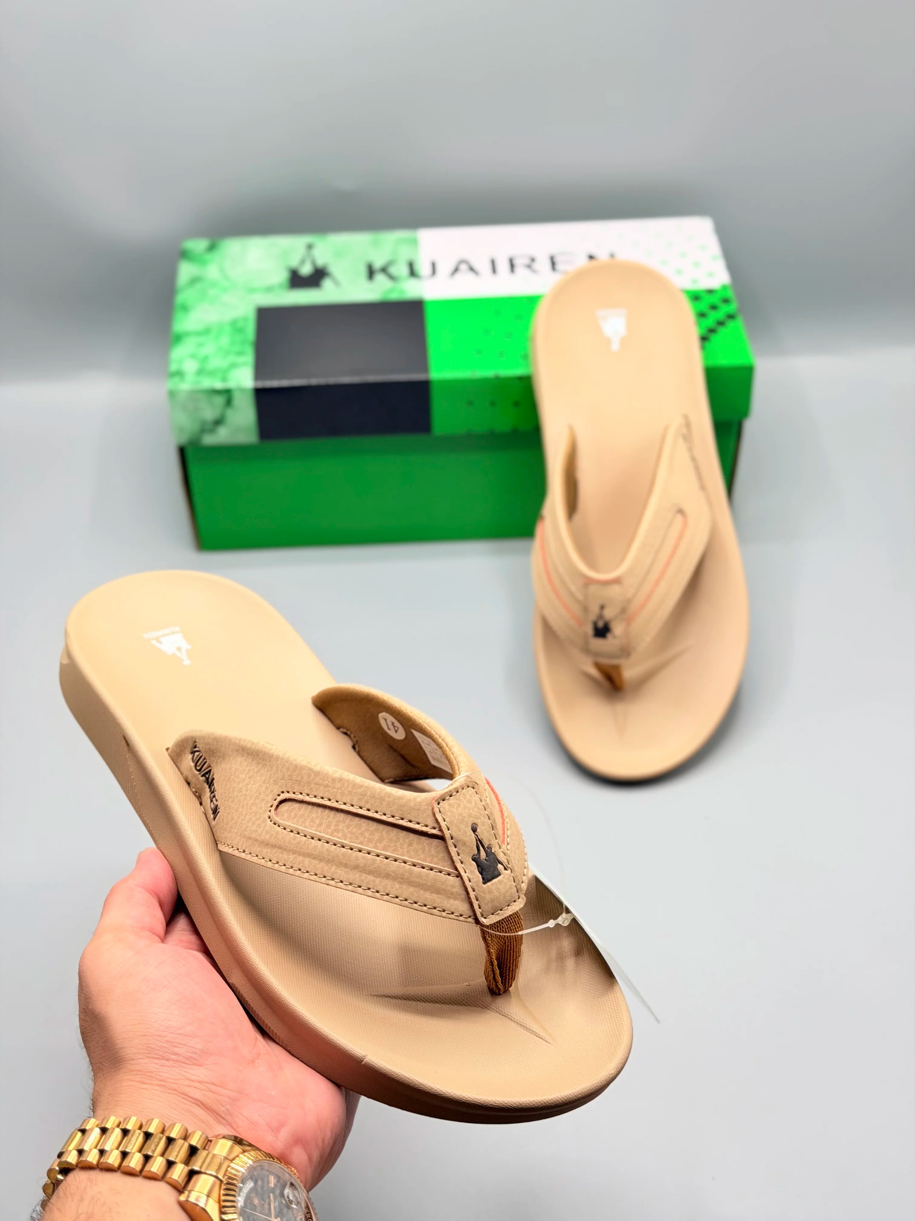 Kuairen Sand Tan Classic Slides – hand held view