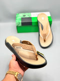 Kuairen Beige Cream Comfort Slides – hand held view