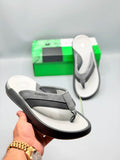 Kuairen Premium Comfort Slides – Hand held view